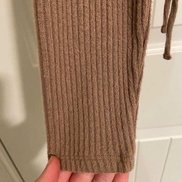 EUC Hollister women’s tan knit baby tee v-neck ruched crop long‎ sleeve top - Picture 4 of 7